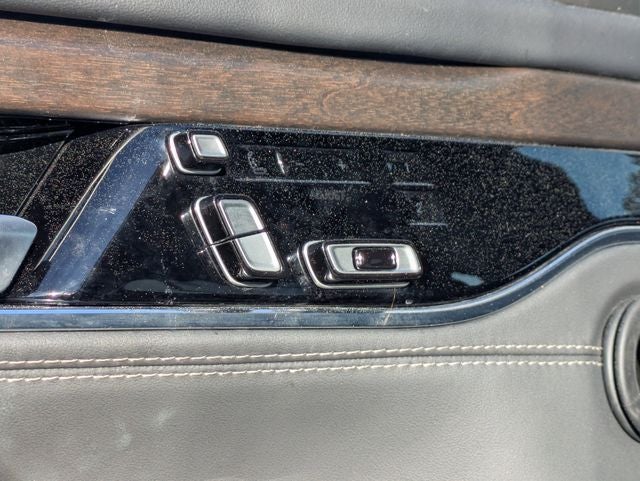 2023 Jeep Grand Wagoneer Base