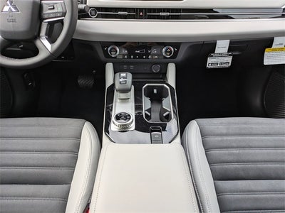 2025 Mitsubishi Outlander SE