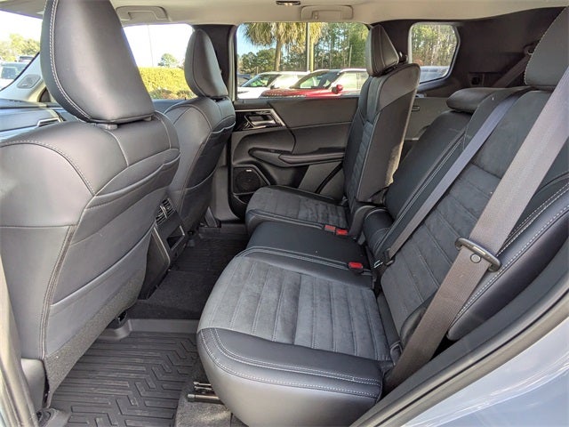 2025 Mitsubishi Outlander Base