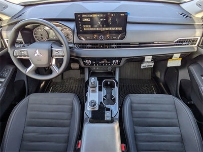 2025 Mitsubishi Outlander Base