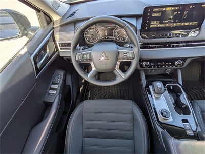 2025 Mitsubishi Outlander Base