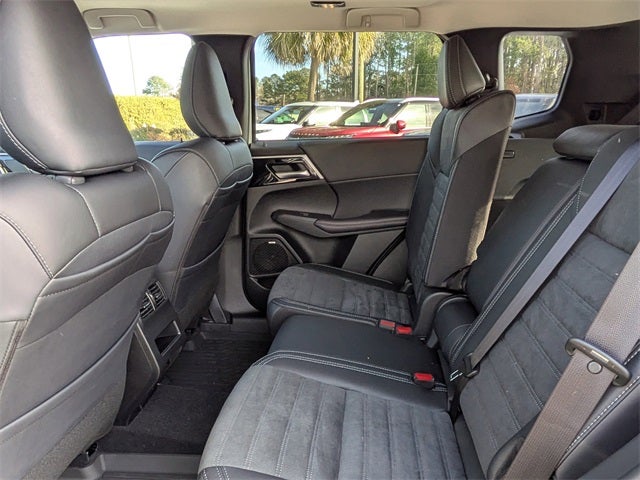 2025 Mitsubishi Outlander Base