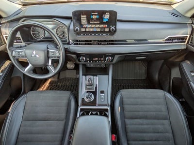 2024 Mitsubishi Outlander Base