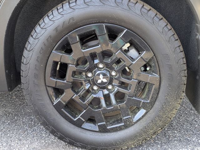 2025 Mitsubishi Outlander Base