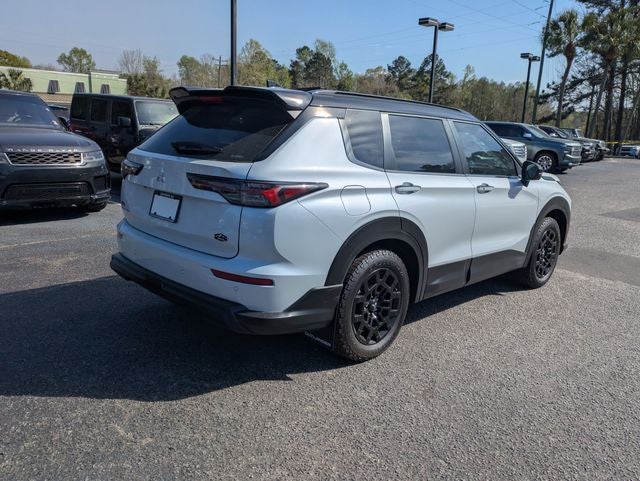 2025 Mitsubishi Outlander Base