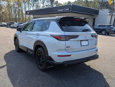 2025 Mitsubishi Outlander Base