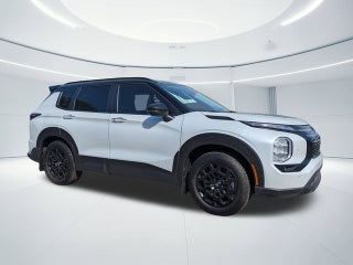 2025 Mitsubishi Outlander Base