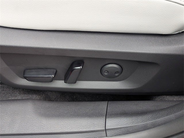 2025 Mitsubishi Outlander Base