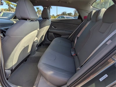 2025 Hyundai Elantra SE